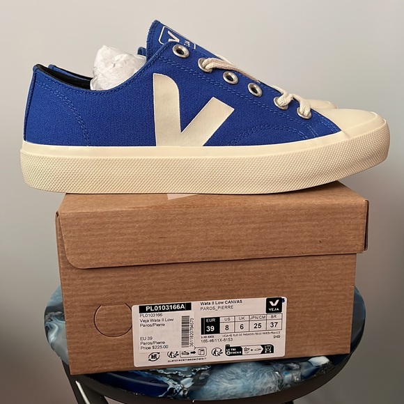 Veja Sneakers - Picture 2 of 9